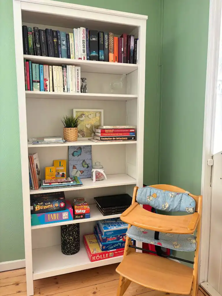 Spielecke und Bücherregal für Kinder in der Villa Clara