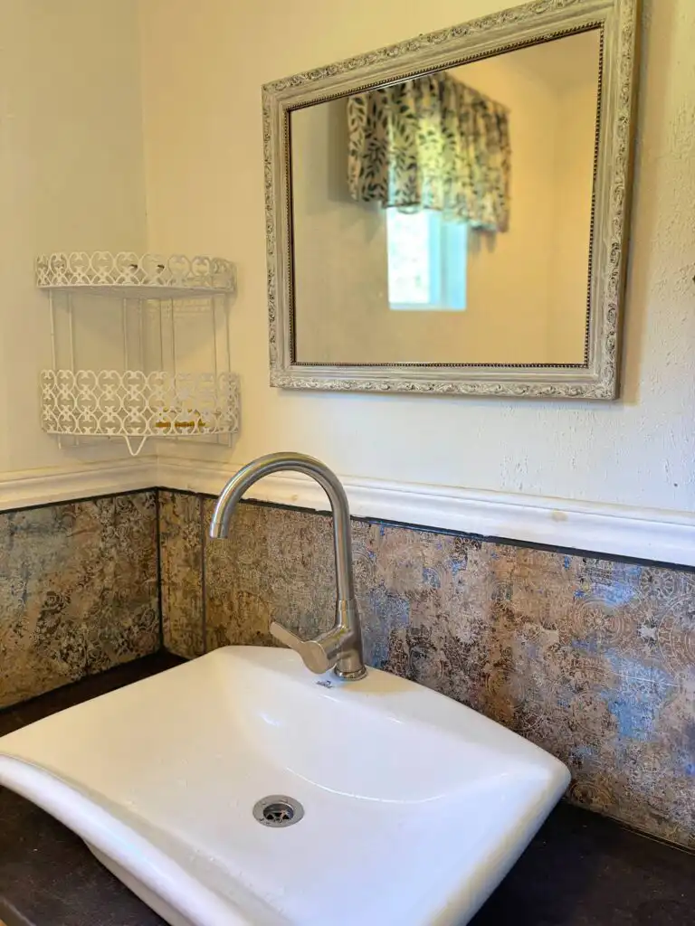 Badezimmer mit Waschbecken in der Villa Clara