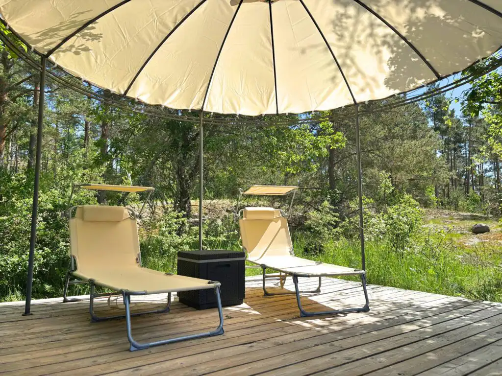 Sonnenschirm und Sitzplatz im Garten der Villa Clara