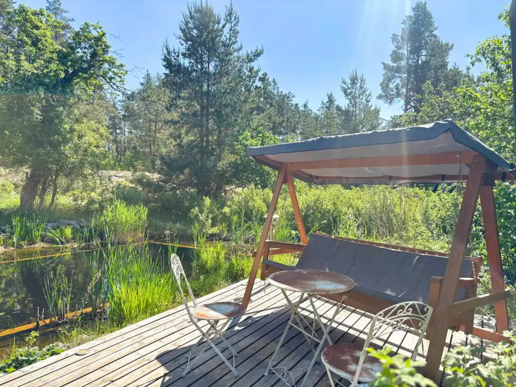 Terrasse mit Blick auf den Schwimmteich der Villa Clara
