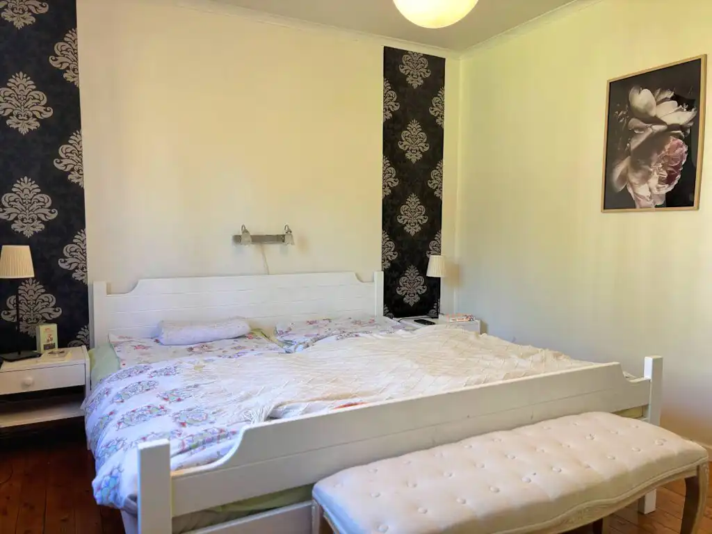 Schlafzimmer mit Doppelbett in der Villa Clara