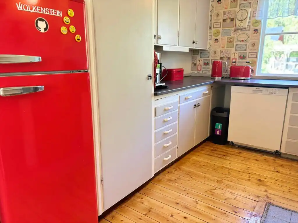 Moderne Küche mit Retro-Kühlschrank in der Villa Clara