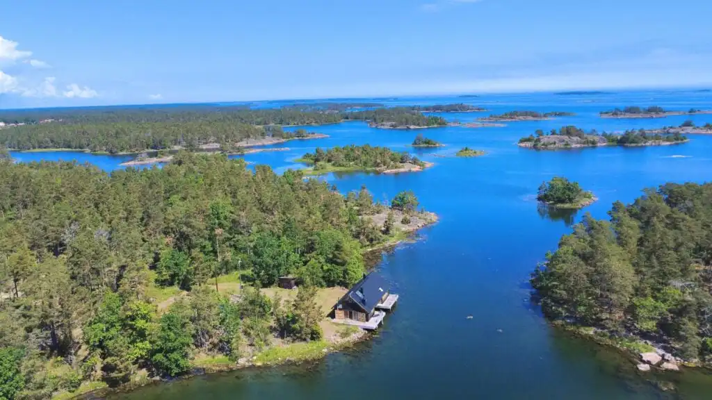 Luftaufnahme des Schärengartens bei Fina Båthus