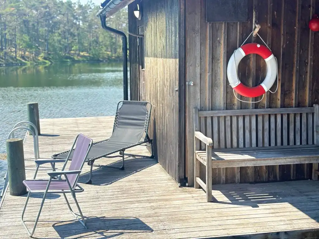 Terrasse am Wasser mit direktem Meerzugang bei Fina Båthus