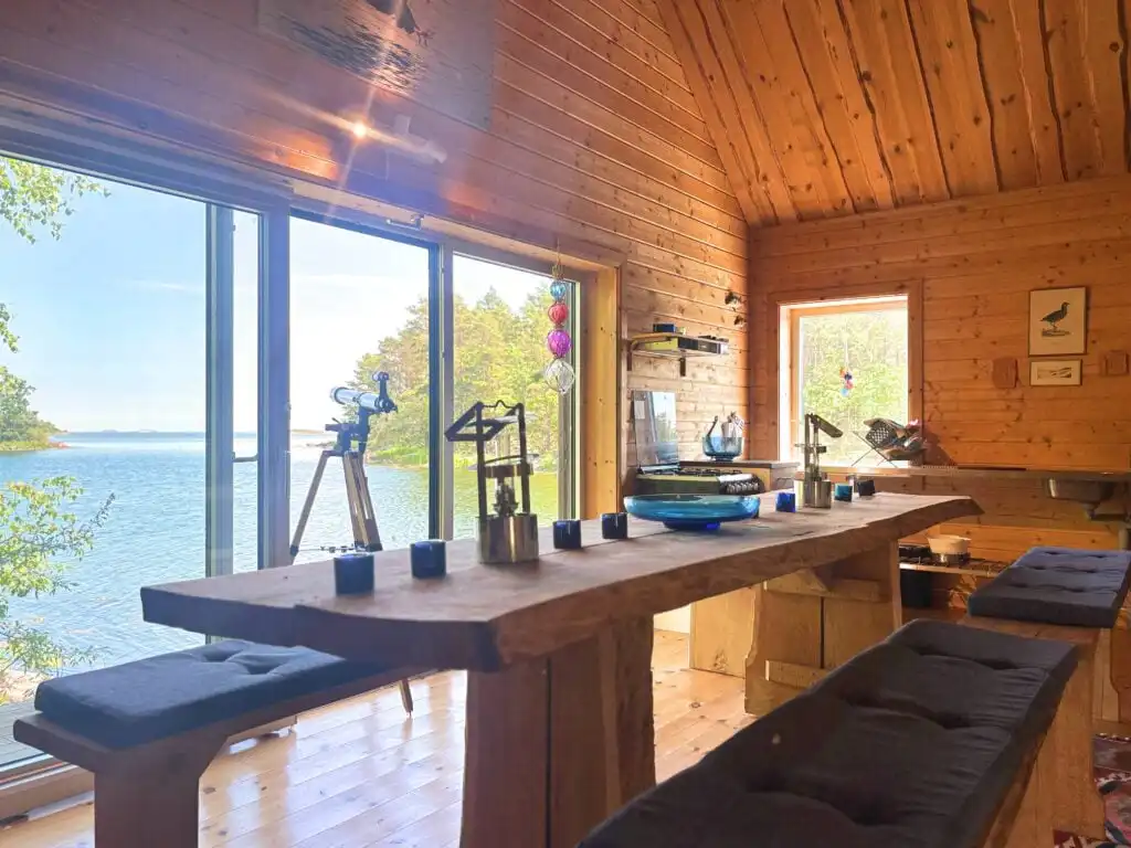 Panoramafenster mit Blick auf die Ostsee im Fina Båthus