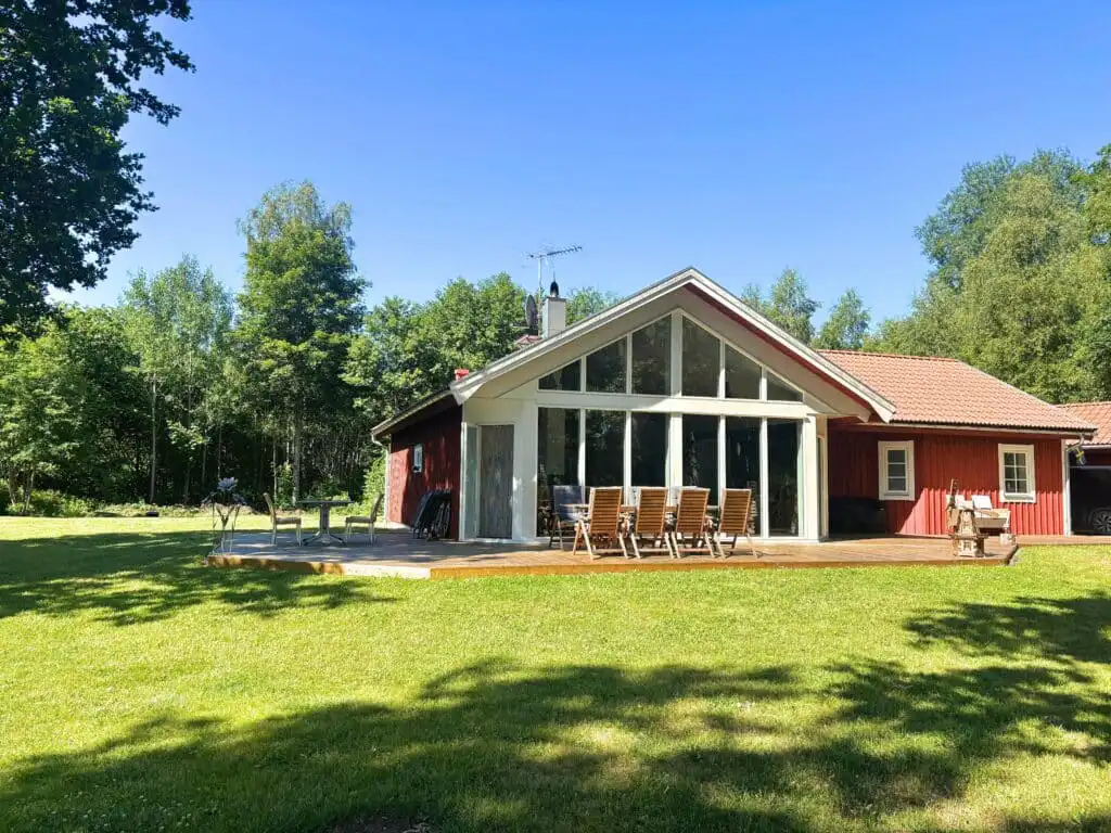 Großer Garten am See beim Ferienhaus Skogshem