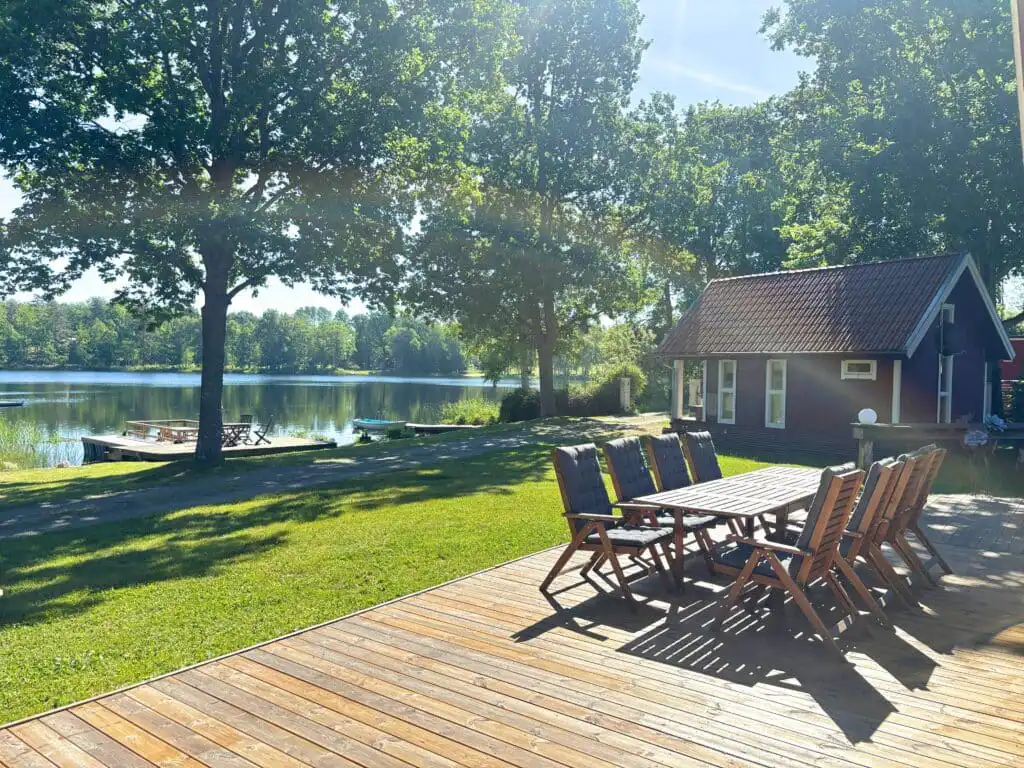 Terrasse mit Seeblick am Ferienhaus Skogshem in Schweden