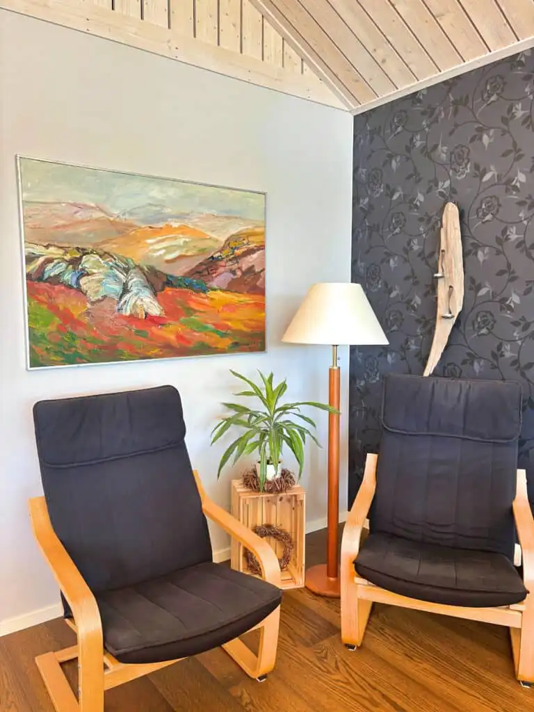 Wohnzimmer mit Kamin im Ferienhaus Skogshem