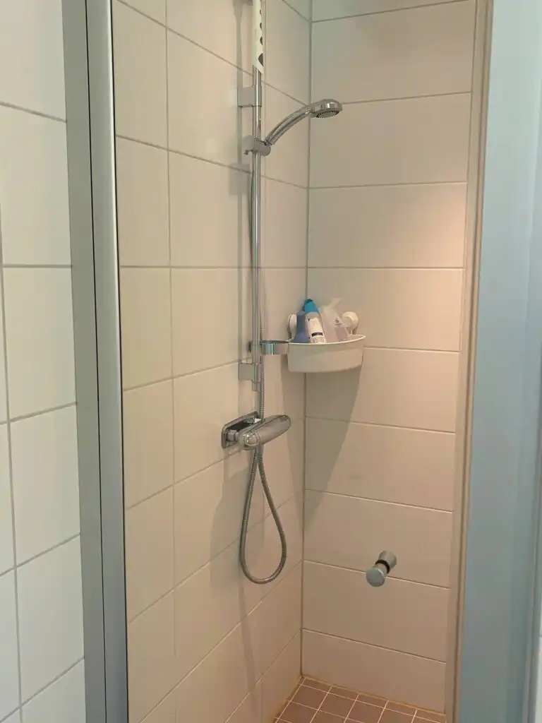 Dusche im modernen Badezimmer von Skogshem