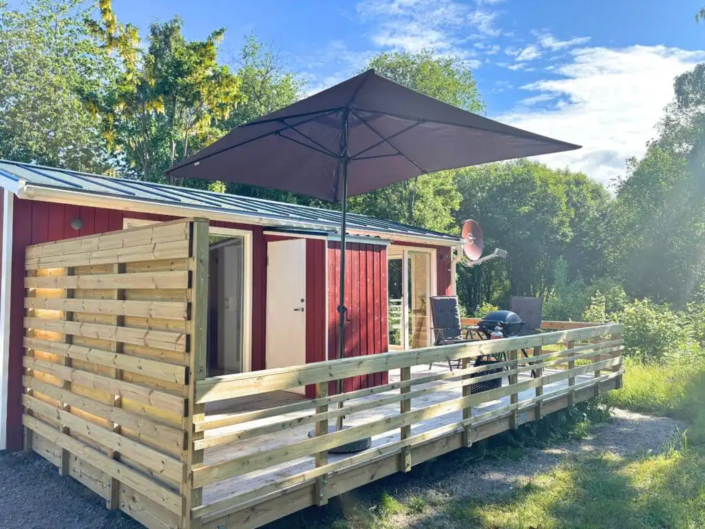Moderne Stuga mit Holzterrasse nahe dem See