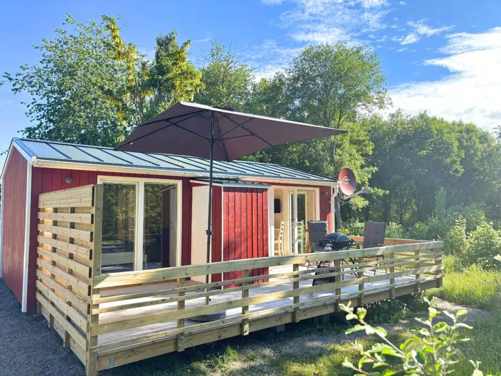 Sonnige Terrasse an der Älg Stuga in Småland