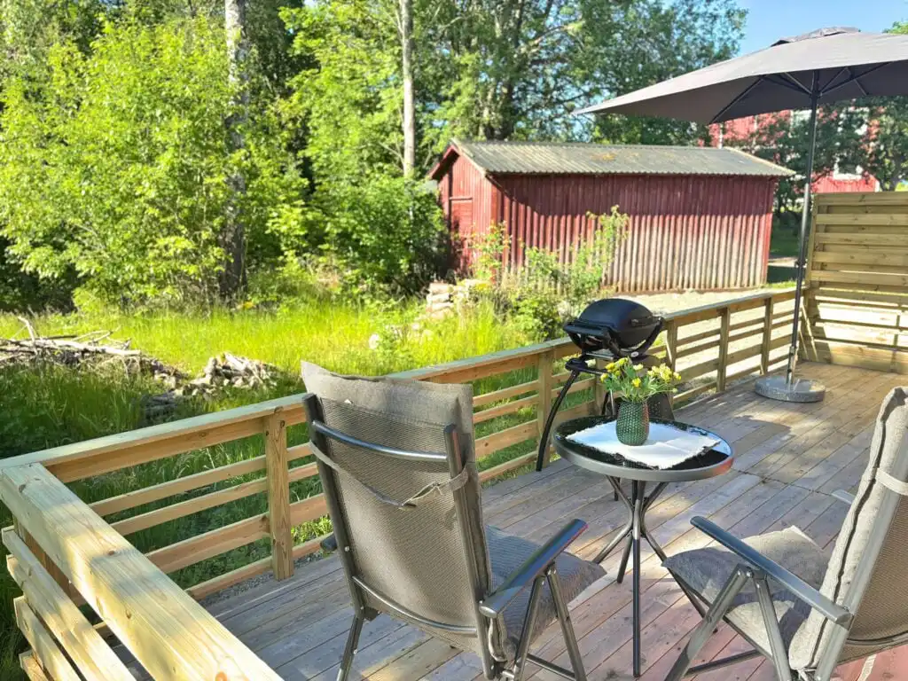 Gemütlicher Sitzbereich auf der Terrasse der Älg Stuga