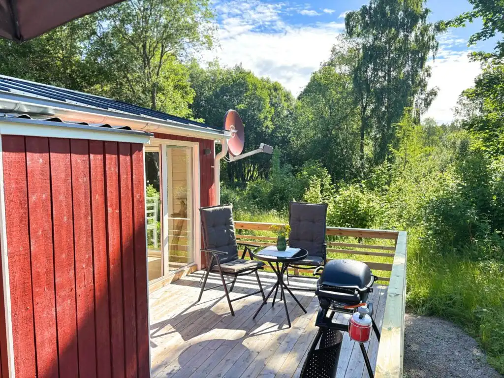 Terrasse und Eingang der Älg Stuga bei Kosta