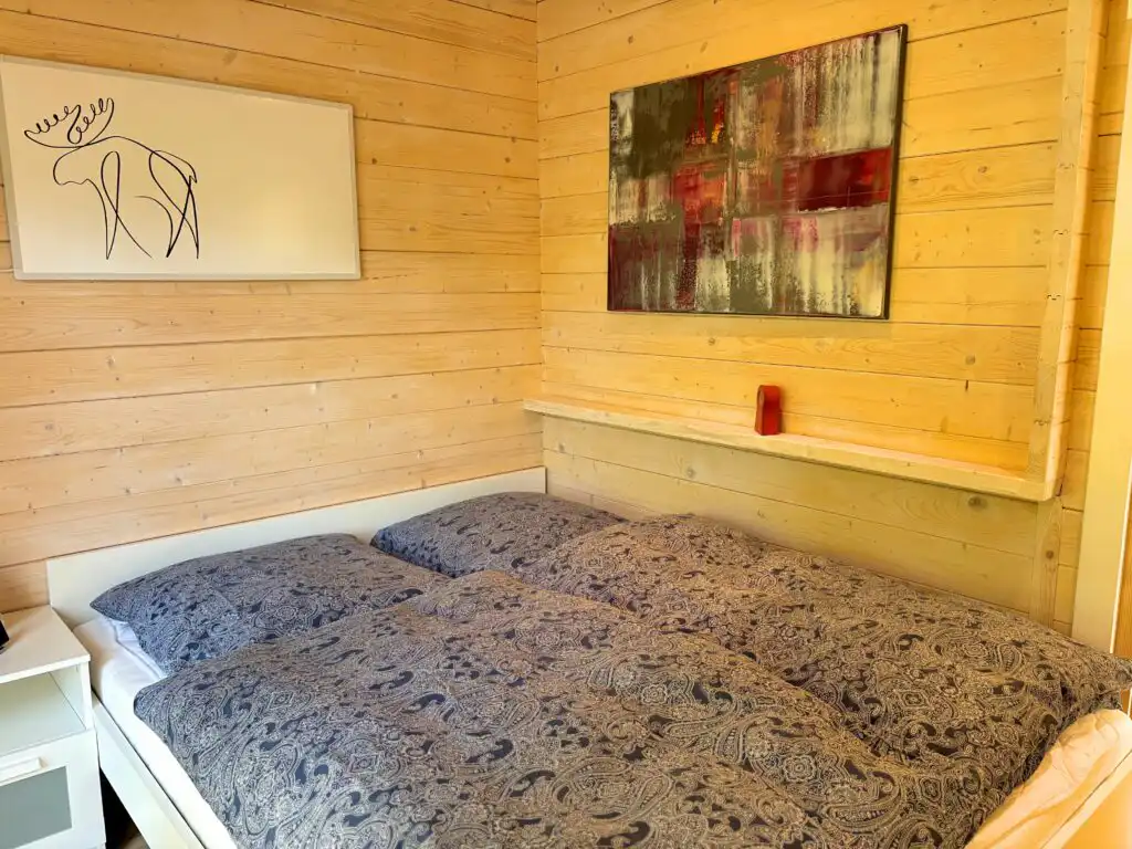 Modernes Schlafzimmer für zwei Personen in der Älg Stuga