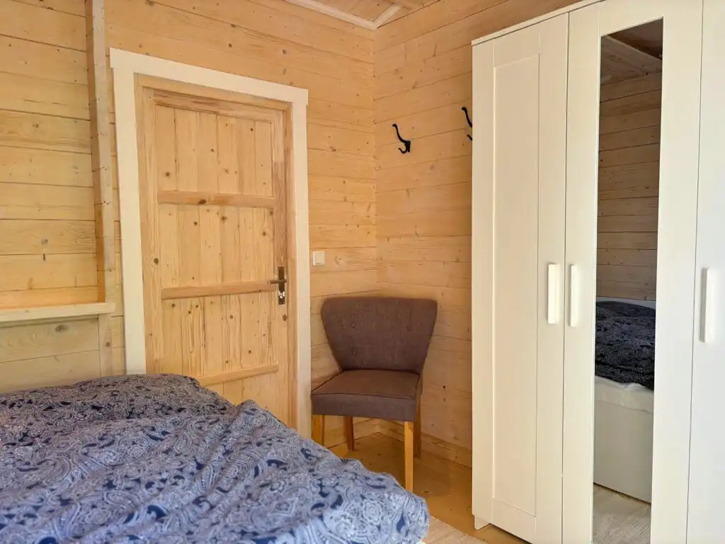 Helles Schlafzimmer mit Naturblick in der Älg Stuga