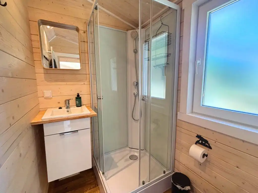 Modernes Badezimmer mit Dusche in der Älg Stuga