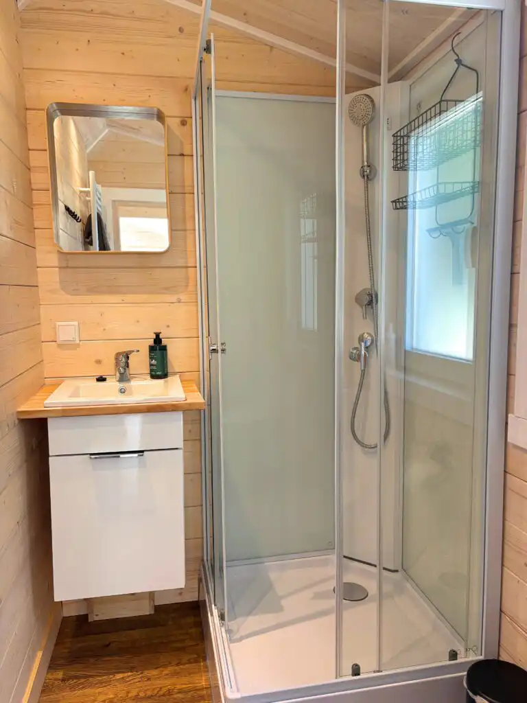 Badezimmer der Älg Stuga mit Dusche und Waschbecken