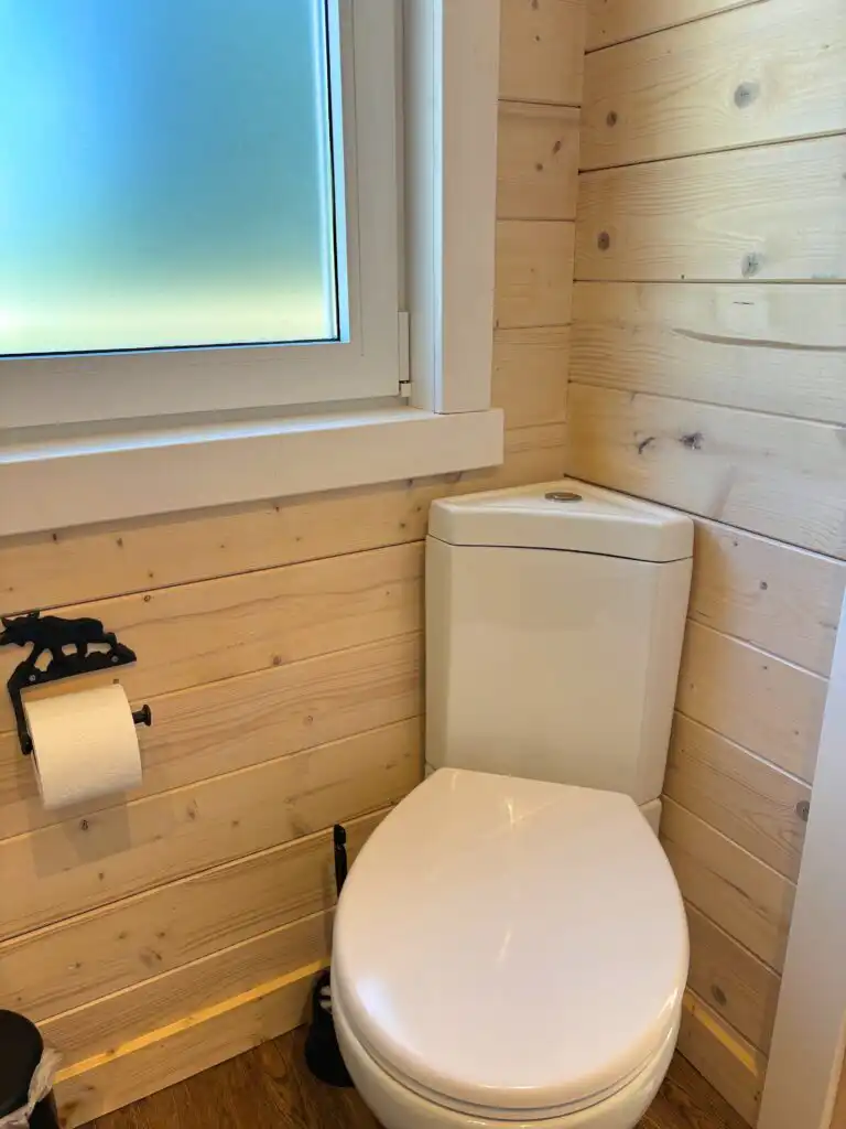 Helles Badezimmer mit WC in der Älg Stuga