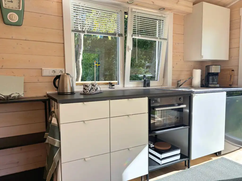 Moderne Küche der Älg Stuga in Småland