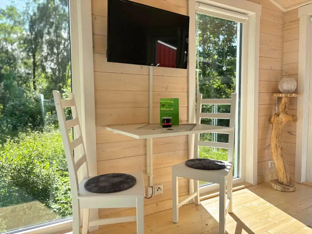 Wohnzimmer mit Blick ins Grüne in der Älg Stuga
