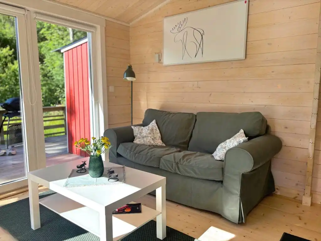 Gemütliche Sofaecke in der Älg Stuga nahe Kosta
