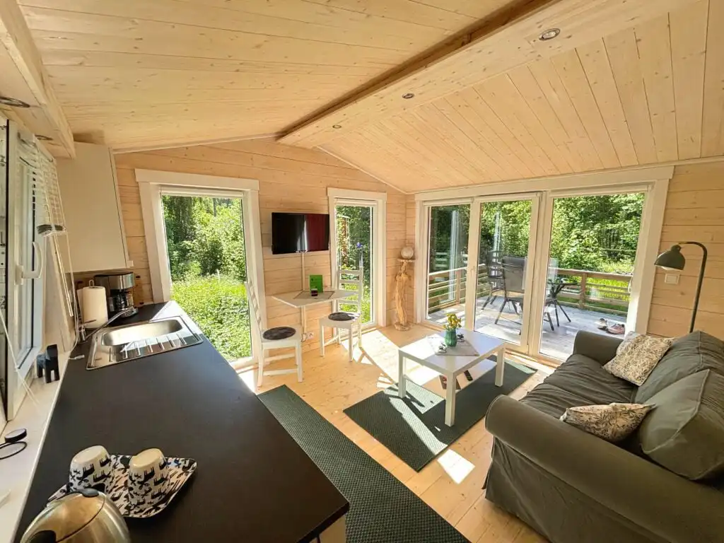 Große Fenster und viel Tageslicht in der Älg Stuga