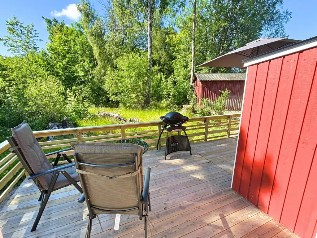 Terrasse der Älg Stuga nur 50 Meter vom See entfernt