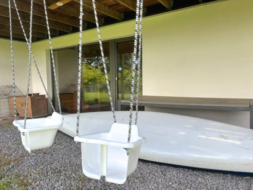 Überdachte Terrasse mit Schauckel in Villa Bergsmåla