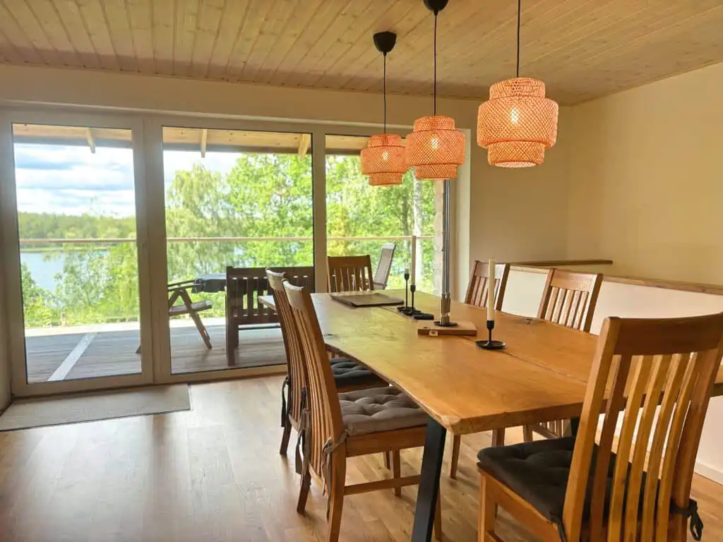 Großer Esstisch mit Panoramafenstern in Villa Bergsmåla