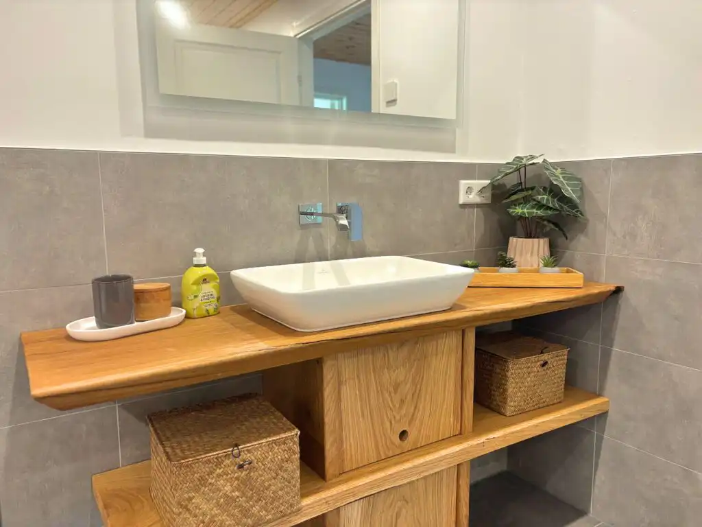 Badezimmer mit Doppelwaschbecken in Villa Bergsmåla