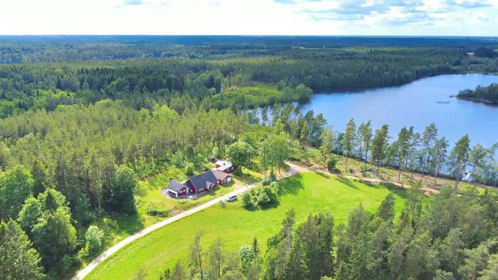 Luftaufnahme von Villa Yasjö am See Yasjön in Blekinge