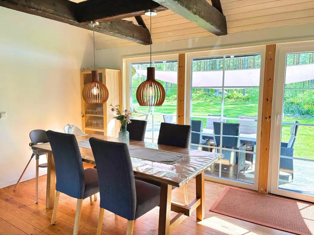 Großer Esstisch für gemeinsame Mahlzeiten in Villa Yasjö