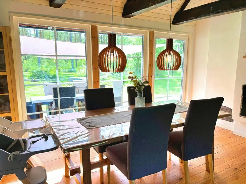 Essbereich mit Blick in die Natur in Villa Yasjö