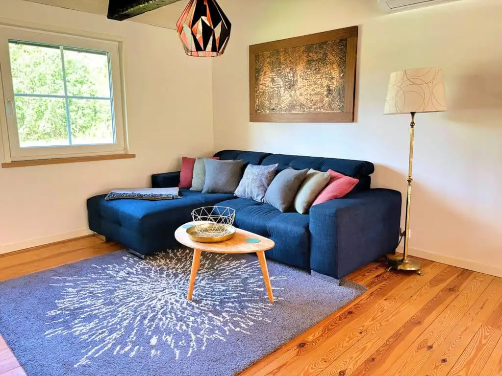 Wohnbereich mit Sofa und Kamin in Villa Yasjö