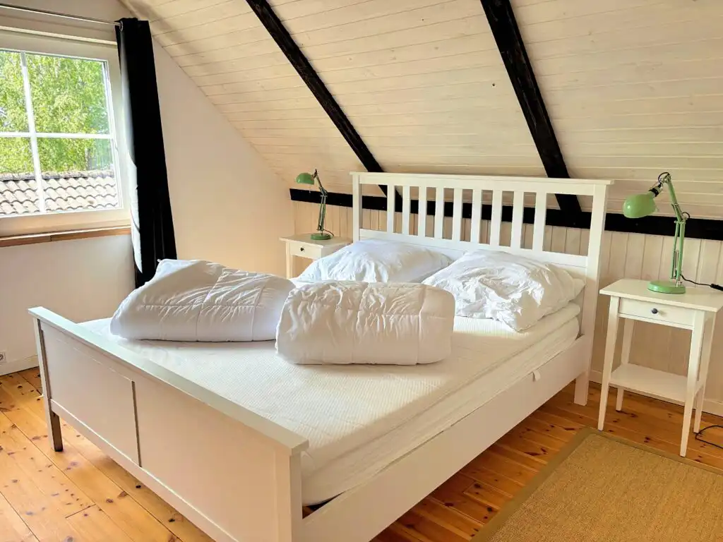 Heller Schlafbereich mit Doppelbett in Villa Yasjö