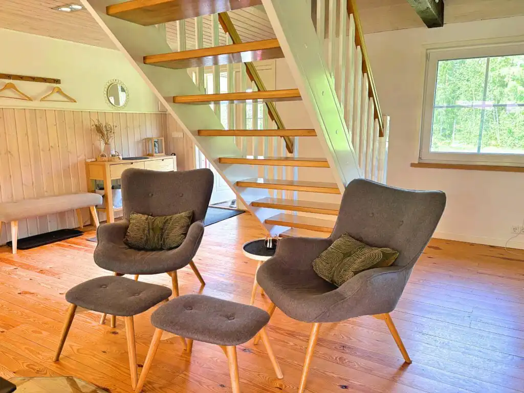 Gemütliche Sitzecke im Obergeschoss von Villa Yasjö