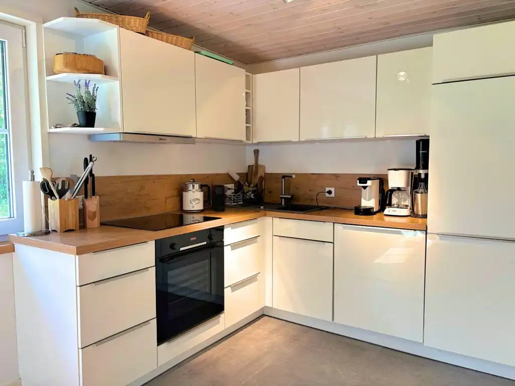 Moderne Küche im Ferienhaus Villa Yasjö