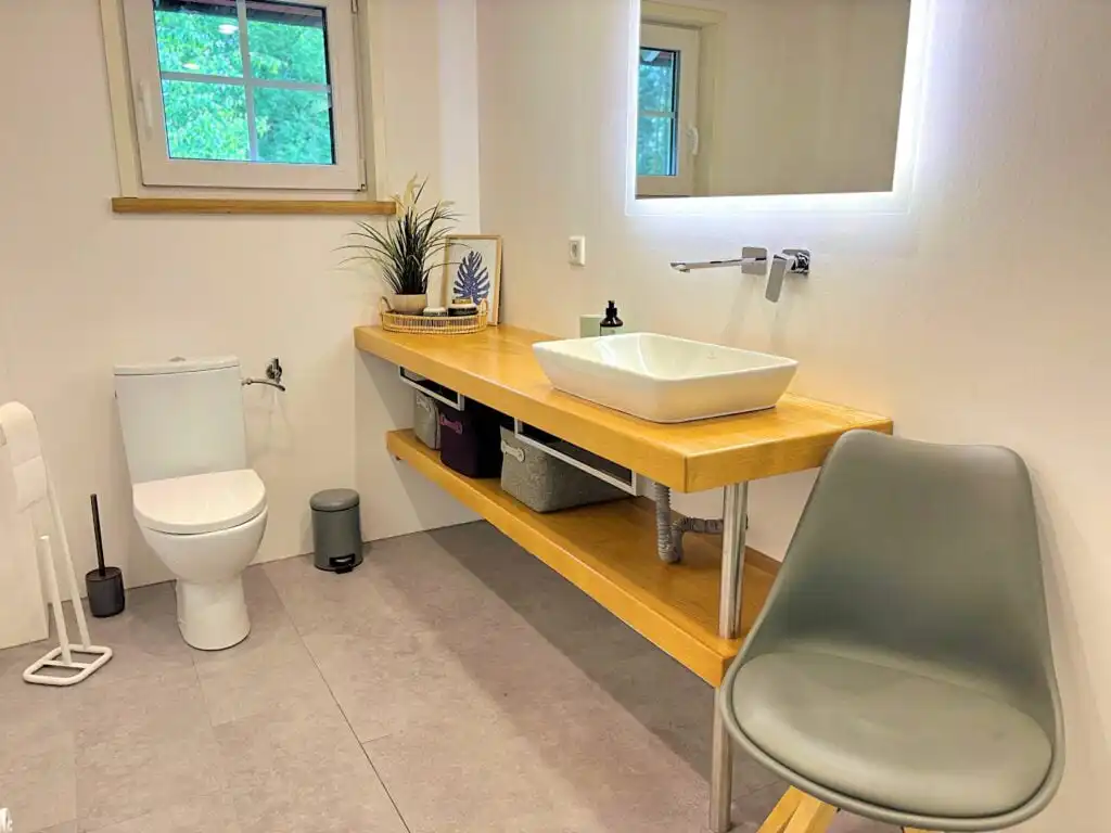 Modernes Badezimmer mit Waschbecken in Villa Yasjö