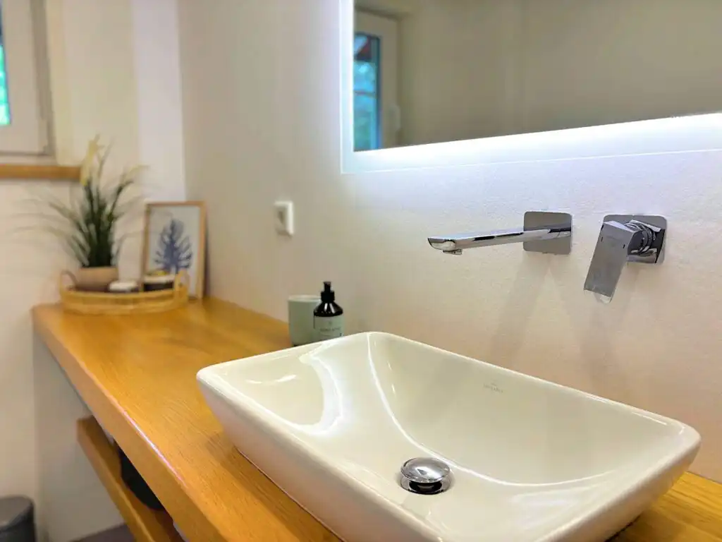 Helles Badezimmer im Ferienhaus Villa Yasjö