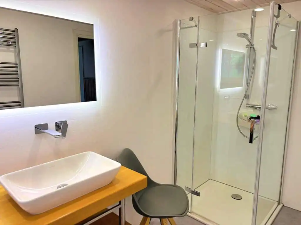 Badezimmer mit Dusche in Villa Yasjö am See Yasjön