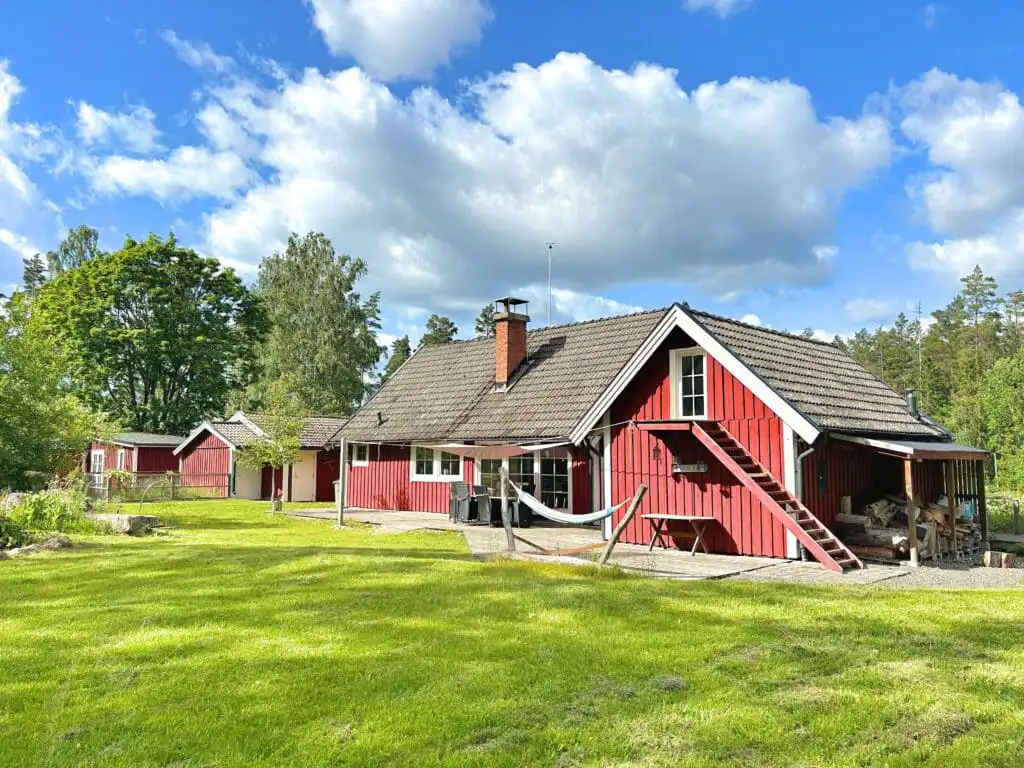 Außenansicht der Villa Yasjö in ruhiger Waldlage