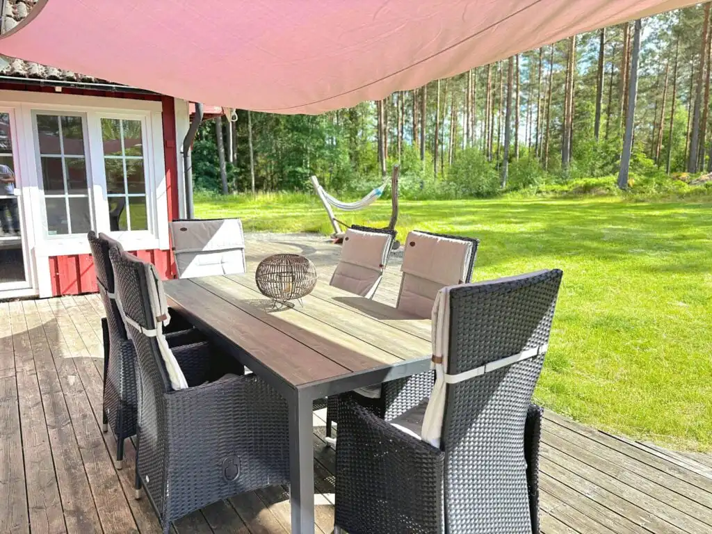 Terrasse mit Sitzplätzen an der Villa Yasjö