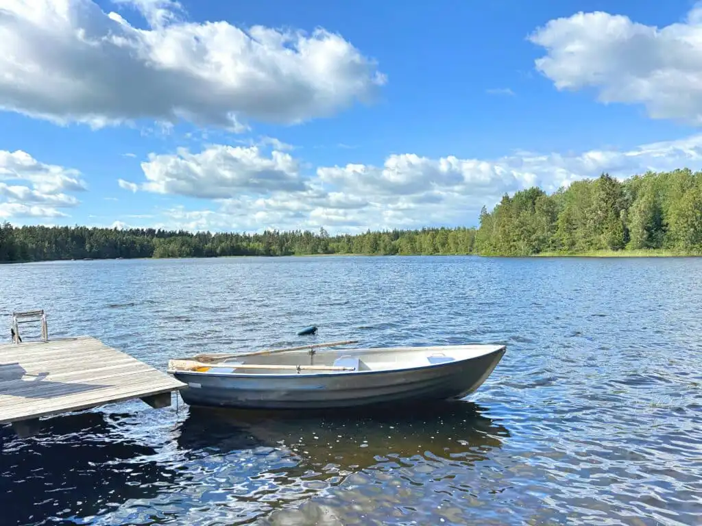 Ruderboot am privaten Steg der Villa Yasjö am See Yasjön