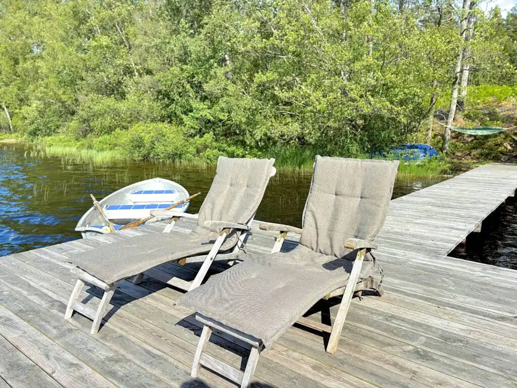 Liegestühle am See für entspannte Urlaubstage in Villa Yasjö