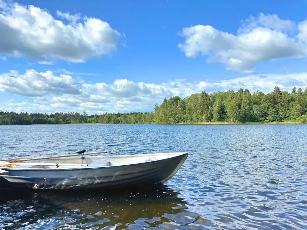 Kostenloses Ruderboot am See Yasjön bei Villa Yasjö