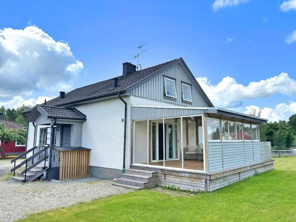 Moderne Außenansicht der Villa Dångebo bei Tingsryd