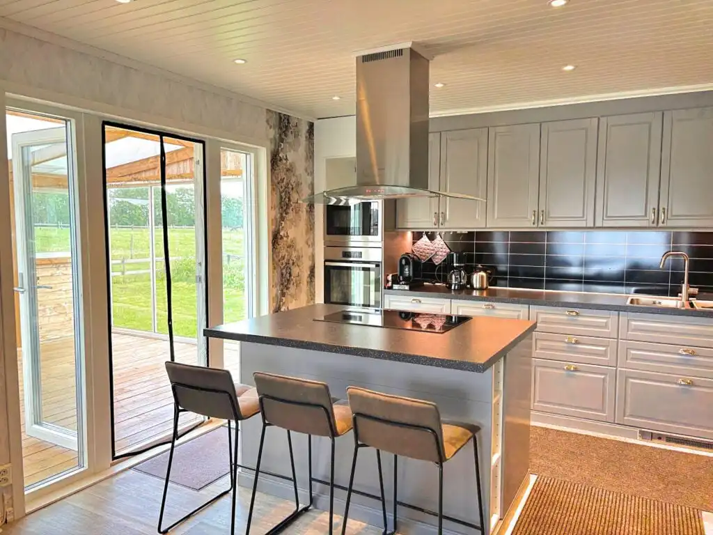 Küche mit Blick in die Natur in Villa Dångebo