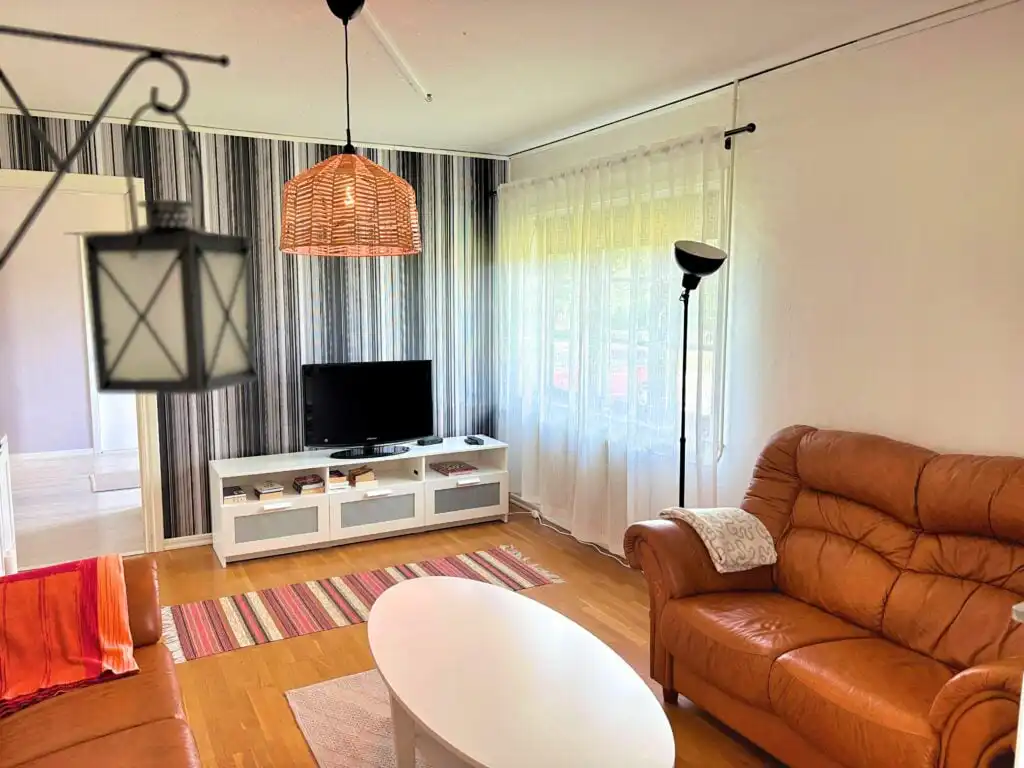 Wohnzimmer mit Kamin und Sitzbereich in Villa Dångebo