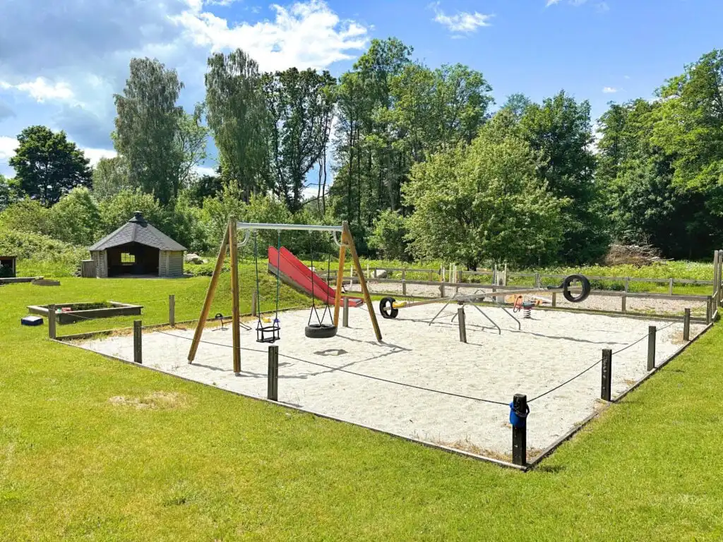 Freizeitbereich und Spielplatz nahe Villa Dångebo