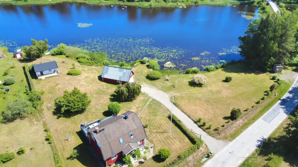Luftaufnahme von Villa Saleboda direkt am Wasser